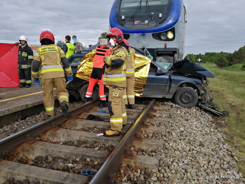 Warmińsko Mazurskie Samochód Wjechał Pod Pociąg Osobowy Są Ofiary