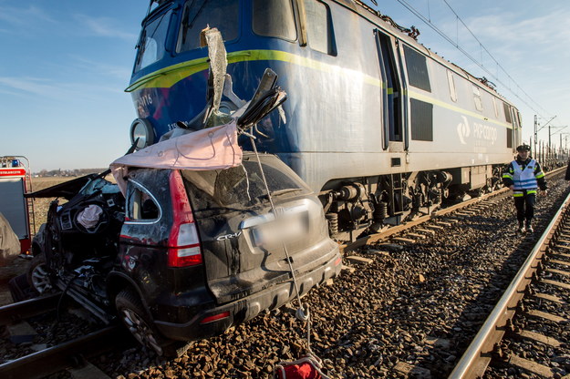 Śmiertelny wypadek na przejeździe. Skład pchał auto przez 300 m Do wypadku doszło na niestrzeżonym przejeździe kolejowym w miejscowości Piecki /Tytus Żmijewski /PAP