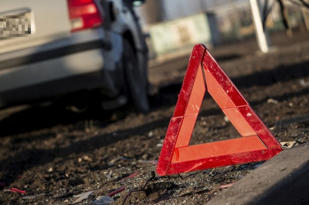 Pieszego potrącił samochód, później przejechało go drugie auto. Policja szuka kierowców