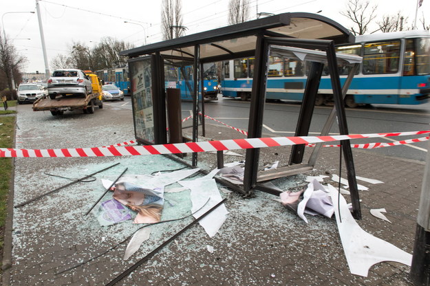 Wrocław: Auto wjechało w przystanek autobusowy Do wypadku doszło przy ul. Grabiszyńskiej /Maciej Kulczyński /PAP