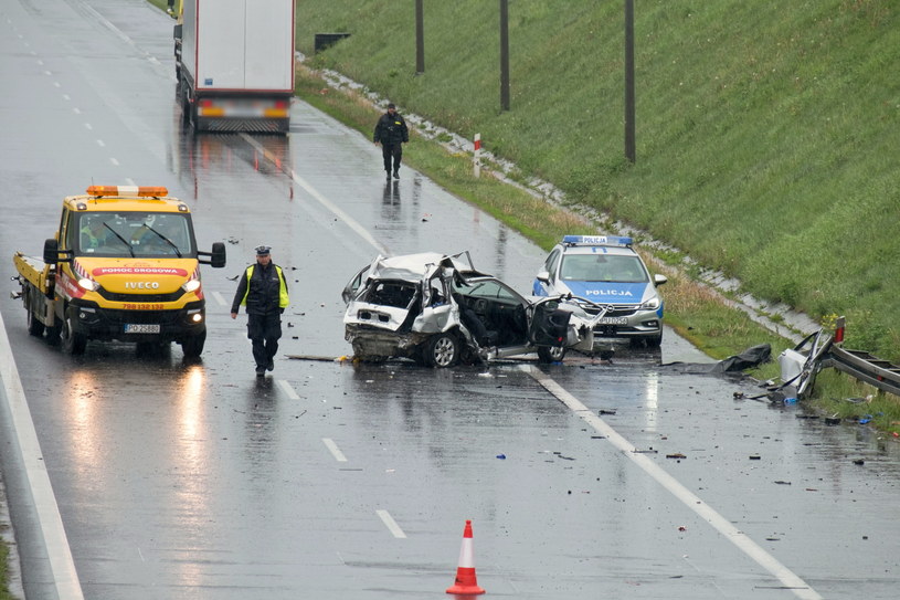 Do wypadku z udziałem samochodu osobowego i ciężarówki doszło 4 maja na poznańskim odcinku autostrady A2. Zginęły dwie osoby /Jakub Kaczmarczyk /PAP