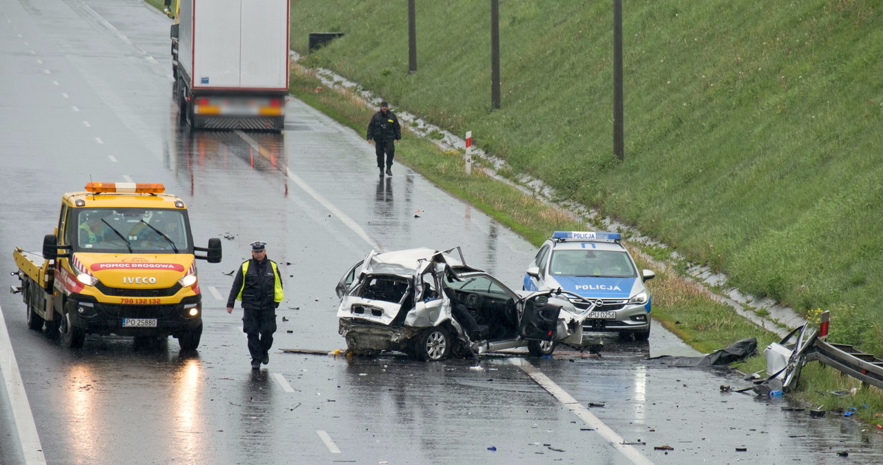 Do wypadku z udziałem samochodu osobowego i ciężarówki doszło 4 maja na poznańskim odcinku autostrady A2. Zginęły dwie osoby /Jakub Kaczmarczyk /PAP