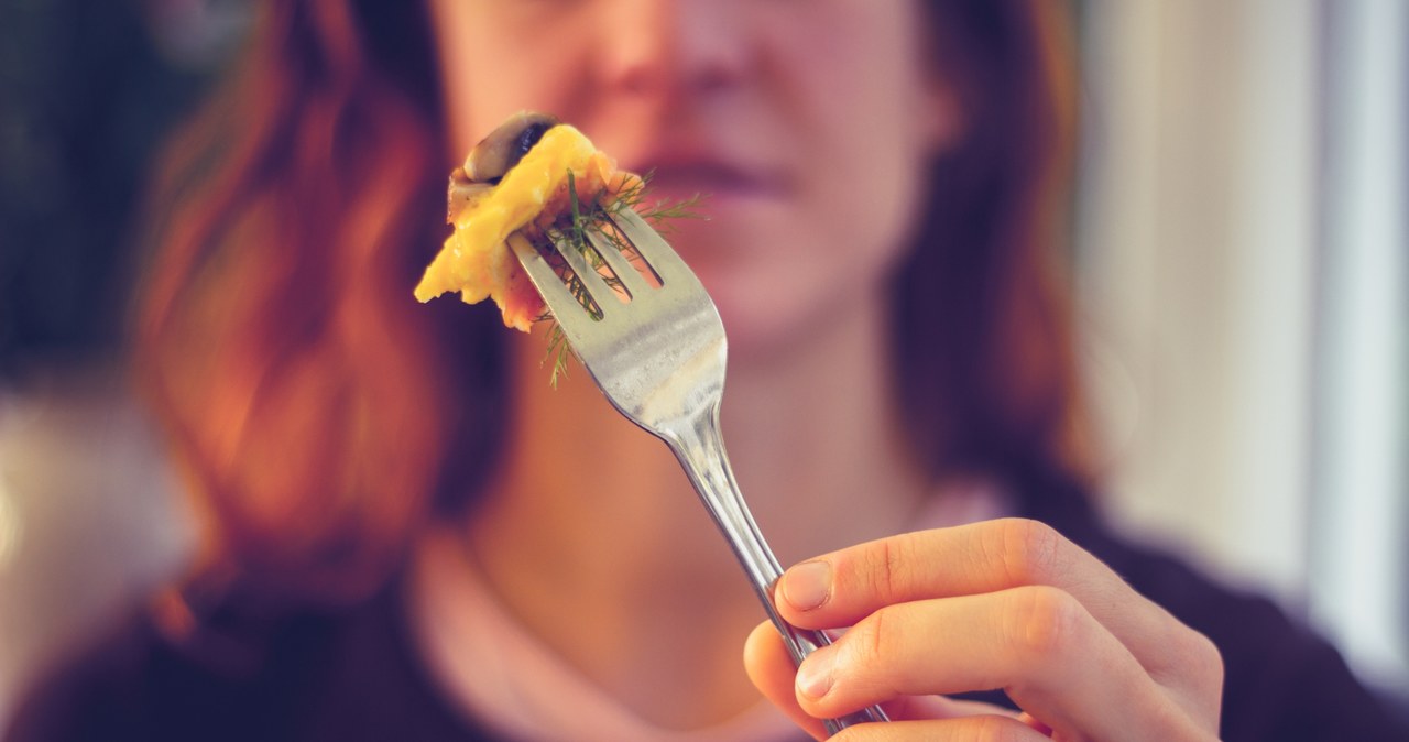 Do zaburzeń odżywiania zalicza się nie tylko anoreksję i bulimię /123RF/PICSEL