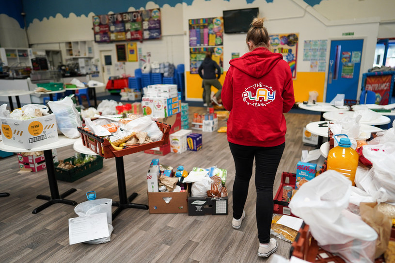 Do zadań wolontariuszy należy m.in dostarczanie żywności i lekarstw do osób przebywających w izolacji /Ian Forsyth /Getty Images