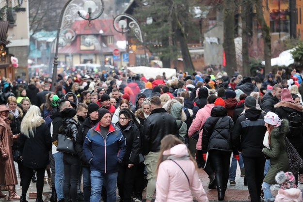 Do Zakopanego przyjeżdżają tłumy turystów, którzy chcą spędzić sylwestra pod Tatrami / 	Grzegorz Momot    /PAP