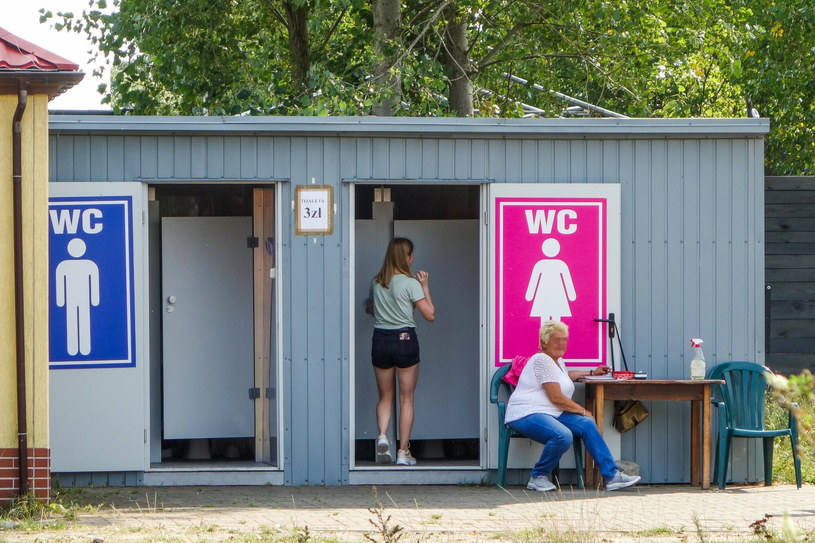 Do załatwiania potrzeb fizjologicznych podczas wakacji nad morzem stworzone są publiczne toalety /Piotr Kamionka /Reporter