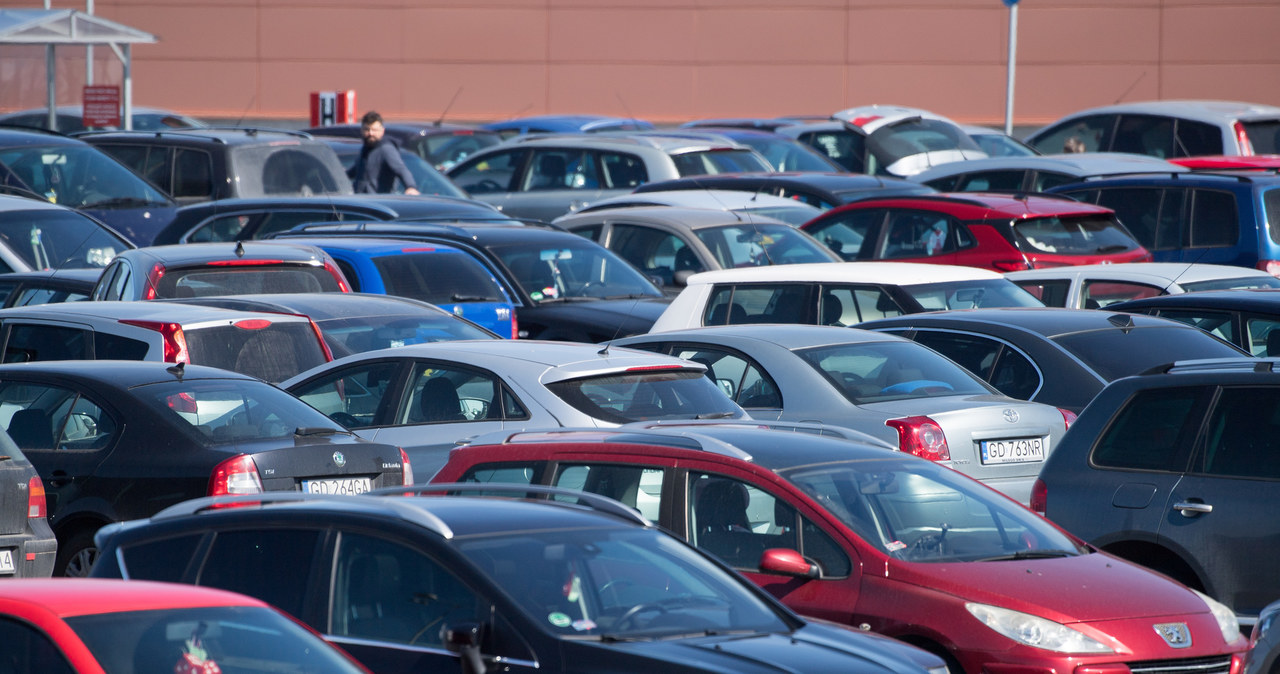 Do zderzania doszło na parkingu pod sklepem /Wojciech Stróżyk /Reporter