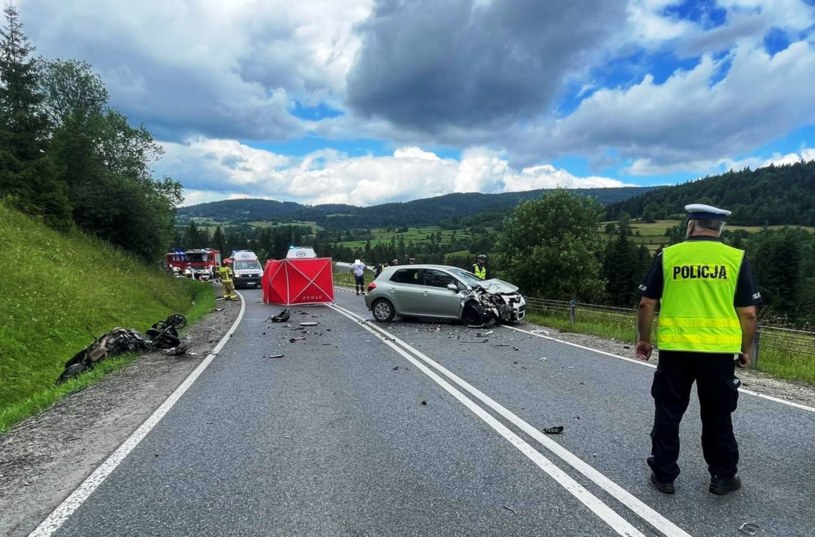 Do zderzenia Toyoty Auris z motocyklem doszło na łuku drogi. Sprawcą ma być kierowca samochodu, który zjechał ze swojego pasa ruchu /Policja