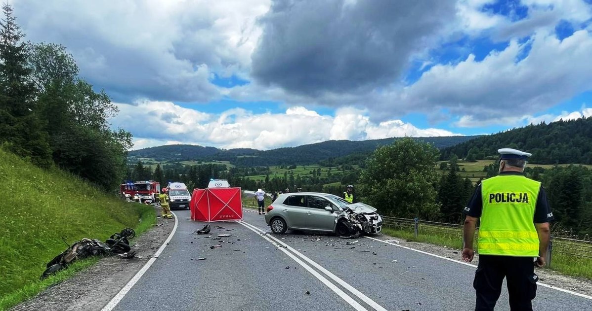 Do zderzenia Toyoty Auris z motocyklem doszło na łuku drogi. Sprawcą ma być kierowca samochodu, który zjechał ze swojego pasa ruchu /Policja