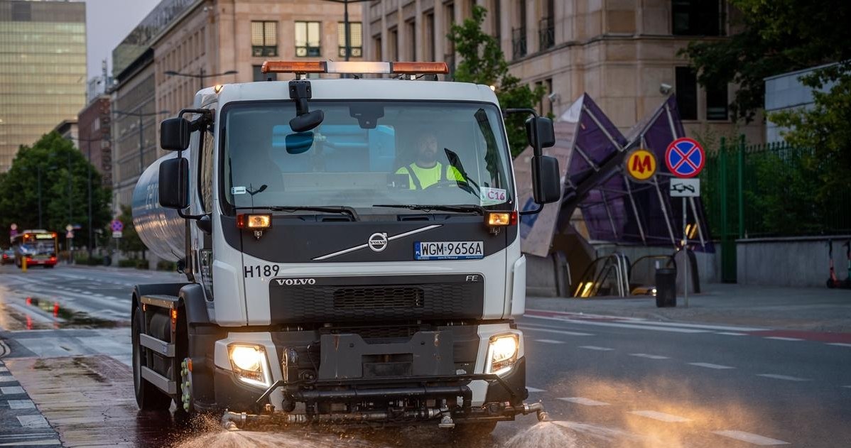 Do zmywania warszawskich ulic używana jest zużyta woda z miejskich basenów / fot. Zarząd Oczyszczania Miasta Warszawa /