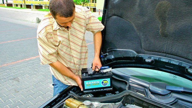 Dobierając akumulator należy uwzgędnić ilość miejsca, jaką przewidział na niego producent auta. /Motor