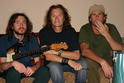 Doborowe trio (od lewej): John Frusciante, Glenn Hughes i Chad Smith /oficjalna strona wykonawcy
