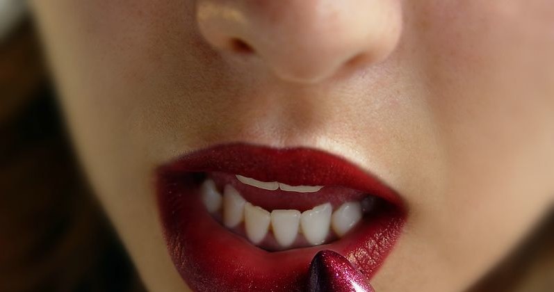 Dobranie odpowiedniej konturówki, pomadki oraz utrwalenie makijażu sprawią, że usta będą prezentowały się bardzo atrakcyjnie /123RF/PICSEL