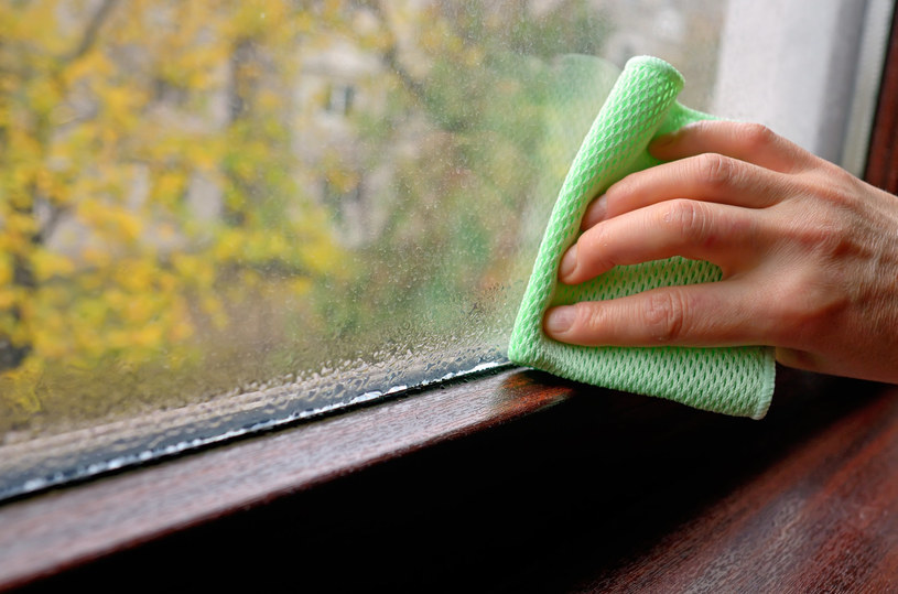 Dobranie odpowiedniej ścierki do mycia okien jest bardzo ważne podczas tej czynności /123RF/PICSEL
