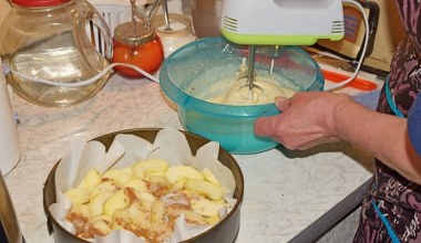 Dobre i zdrowsze zastępstwo dla białego cukru. Kawa ma oryginalną nutę, a szarlotka zyskuje niepowtarzalny smak