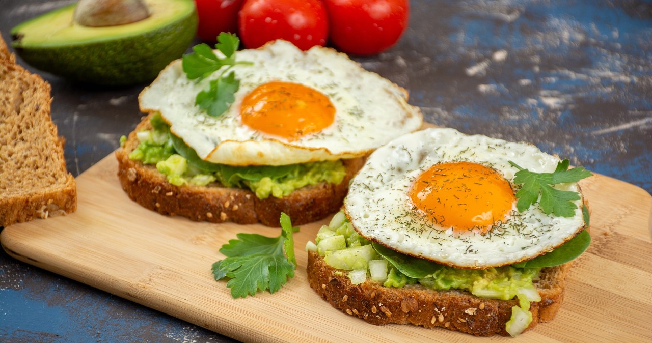 Dobre śniadanie powinno zawierać źródło białka, zdrowe tłuszcze, błonnik oraz ograniczoną ilość węglowodanów