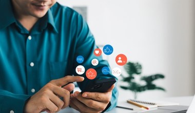 Dobre telefony do 1000 zł, które konkurują z flagowcami. Nie przepłacaj!