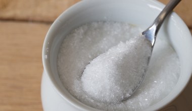 Dobre zamienniki cukru do kawy czy herbaty. Przy niektórych uważaj na ilość