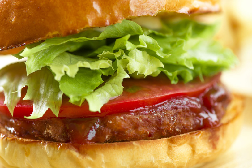 Dobrego hamburgera trudno sobie odmówić. Jedząc je często fundujemy swojemu organizmowi prawdziwe spustoszenie /123RF/PICSEL