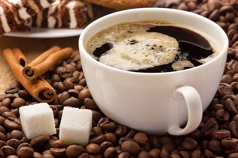Dobroczynne właściwości kawy zależą od jej rodzaju i sposobu parzenia. Najlepszy gatunek kawy to arabica. Zawiera dwa razy mniej kofeiny niż robusta, dlatego jest łagodniejsza i korzystniejsza dla zdrowia /123RF/PICSEL