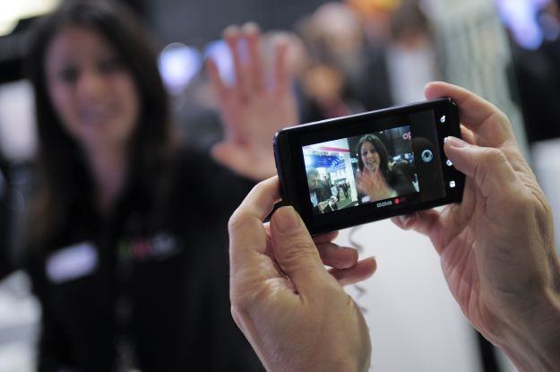 Dobry aparat - jeden z nieodzownych elementów nowego smartfona /AFP