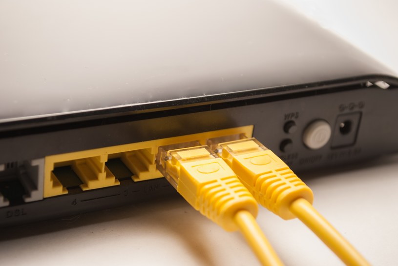 Dobry router do światłowodu jest kluczowy, żeby sieć działała sprawnie i nie zrywała połączenia. Na co zwracać uwagę przy wyborze? /123RF/PICSEL
