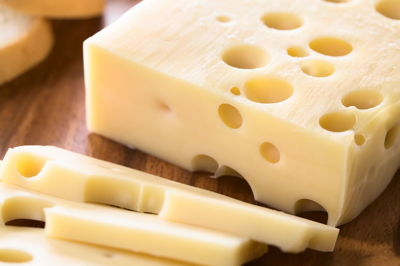 Dobry ser może powstać jedynie z dobrej jakości mleka /123RF/PICSEL