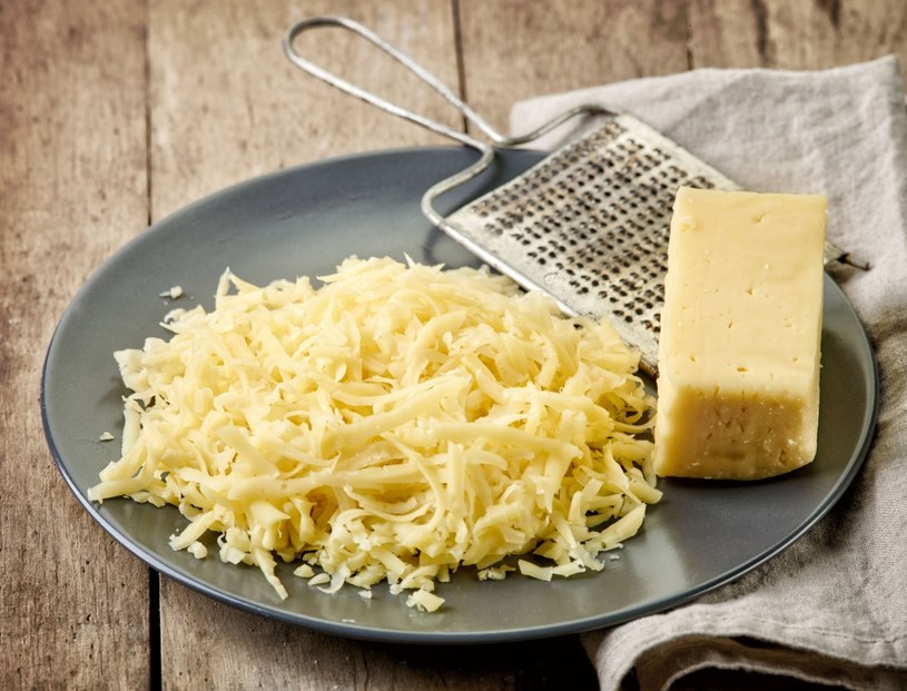 "Dobry" ser topiony powinien mieć jak najwięcej zwykłego sera /123RF/PICSEL