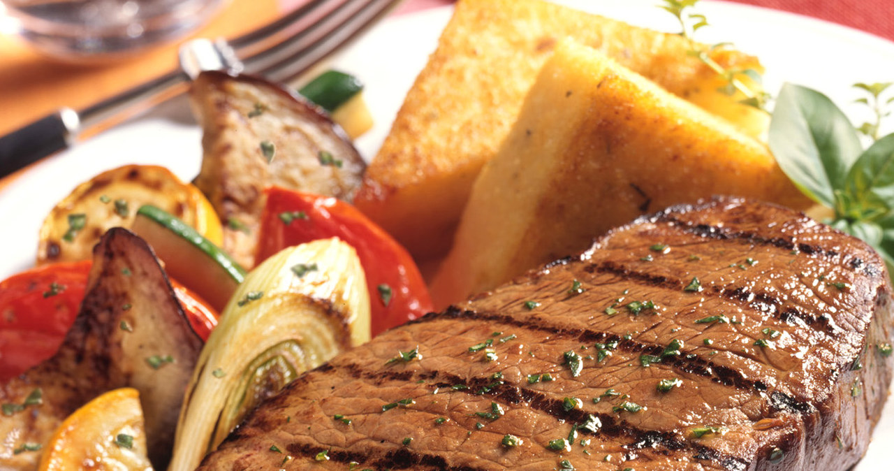 Dobry stek powinien być przygotowany z najlepszego mięsa /123RF/PICSEL