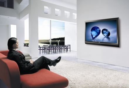 Dobry telewizor cyfrowy to jedno, ale ile osób stać na taki salon? /materiały prasowe