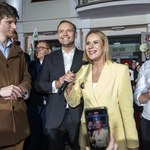 Dobry wybór na lato zamiast klasycznej bieli. Marta Nawrocka nosi do sportowych butów