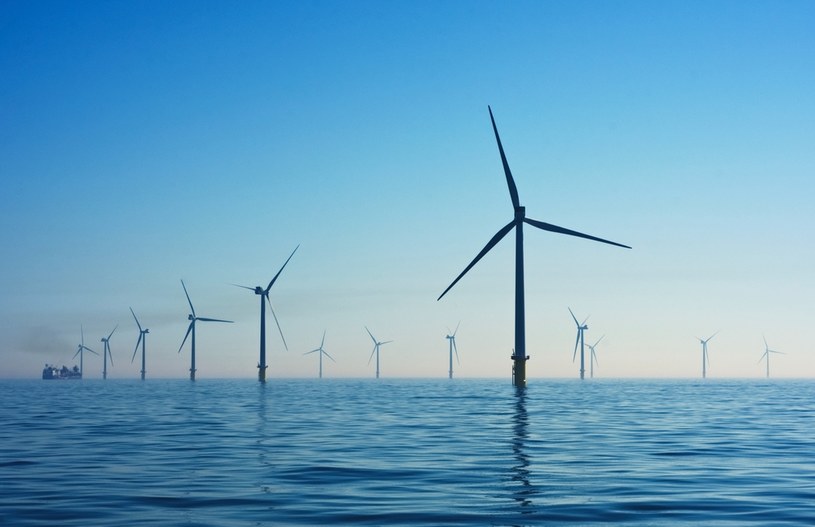 Dobrym pomysłem na wykorzystanie terenów morskich jest budowa farm wiatrowych offshore. Szacuje się, że mogłyby one 18-krotnie pokryć całkowite zapotrzebowanie Ziemi na energię /Unsplash