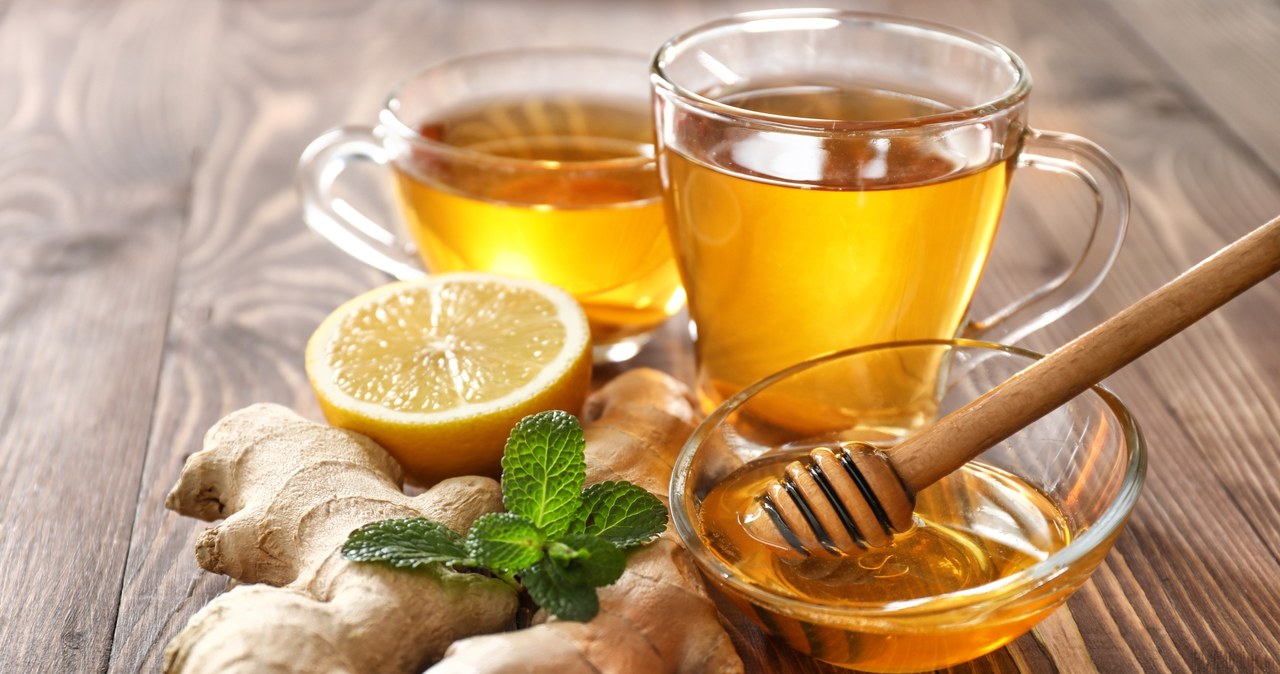 Dobrym sposobem na obniżenie gorączki jest herbata z  cytryną i imbirem /Pixel