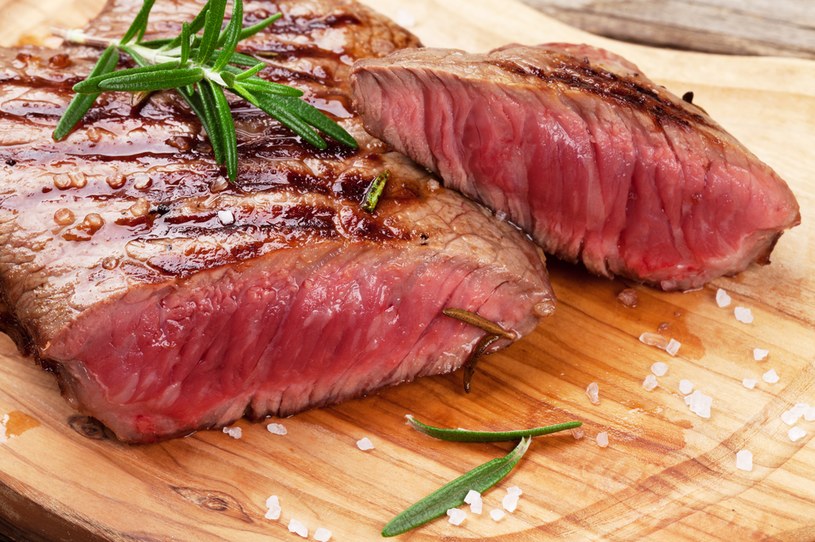 Dobrym źródłem żelaza jest mięso - m.in. wołowina /123RF/PICSEL