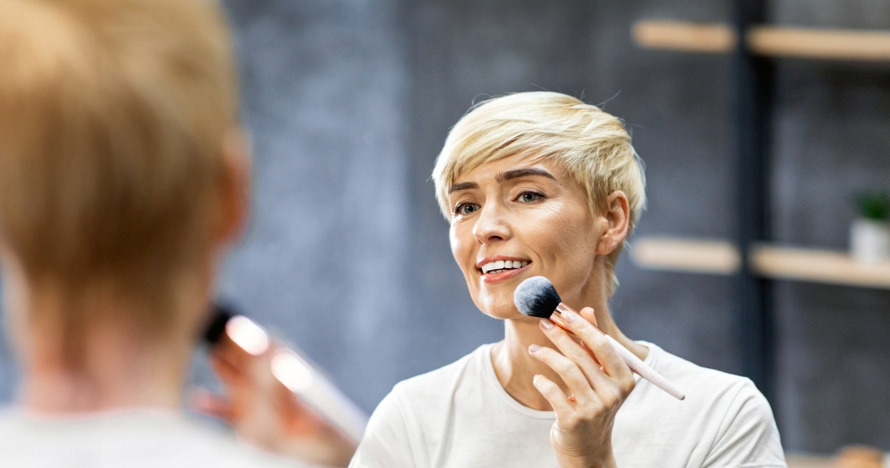 Dobrze dobrany makijaż może wyszczuplić twarz /123RF/PICSEL