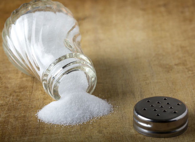 Dobrze jest też zmniejszyć ilość soli, bo ta z kolei zwiększa wydalanie wapnia z moczem /123RF/PICSEL