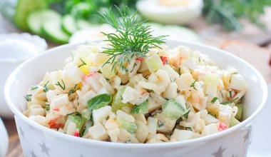 Dobrze pasuje do karpia i śledzi. Oto prosta sałatka wigilijna 