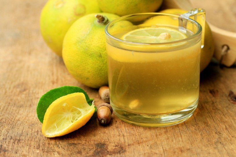 Dobrze rozpocząć dzień od szklanki ciepłej wody z sokiem z połówki cytryny albo limonki /123RF/PICSEL