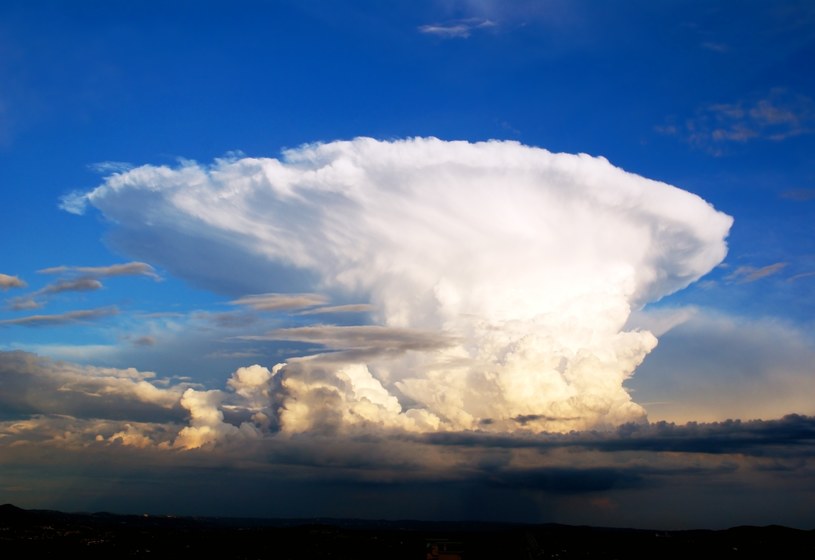 Dobrze rozwinięty cumulonimbus o wyglądzie kowadła. /123RF/PICSEL