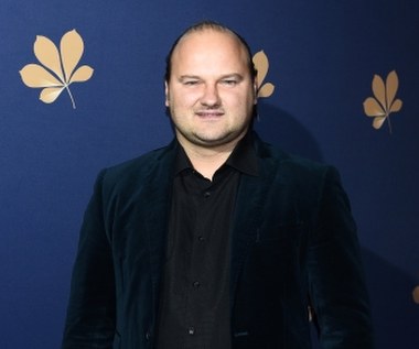 - Dobrze się czuję w butach aktora charakterystycznego. Henryk Bista, wspaniały polski aktor, był mistrzem drugiego planu. Stworzył mnóstwo doskonałych ról. Wydaje mi się, że tak jak jest Don Kichot, to musi być też Sancho Pansa. Tak jak jest Don Juan, to musi być Sganarel. Tak jak jest główny bohater, to jest też kumpel głównego bohatera. Wydaje mi się, że - generalnie - drugi plan, tak naprawdę, buduje pierwszy plan - mówi PAP Life Stankiewicz.

Jest korpulentny, jego fryzura to "krótko z przodu, długo z tyłu" (co wymusiła łysina), czasami z "wąsami na przedzie". Nie jest on amantem i też nie aspiruje do tej roli.