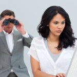 Doceniany pracownik bardziej przykłada się do obowiązków. Polscy szefowie wolą kary i kontrole