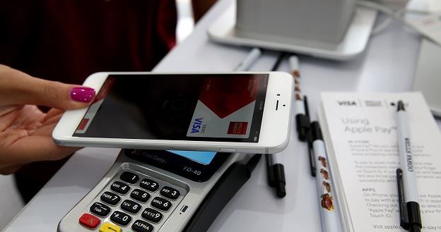 Dochody ze sprzedaży części ekranu w programie na telefony i tablety można opodatkować /AFP