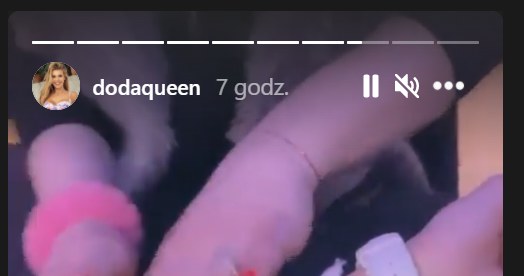 Doda pokazała na Instastory, jak przyjaciółka zmienia jej opatrunek po usuwaniu tatuażu - https://www.instagram.com/dodaqueen/?hl=pl /Instagram/dodaqueen /Instagram