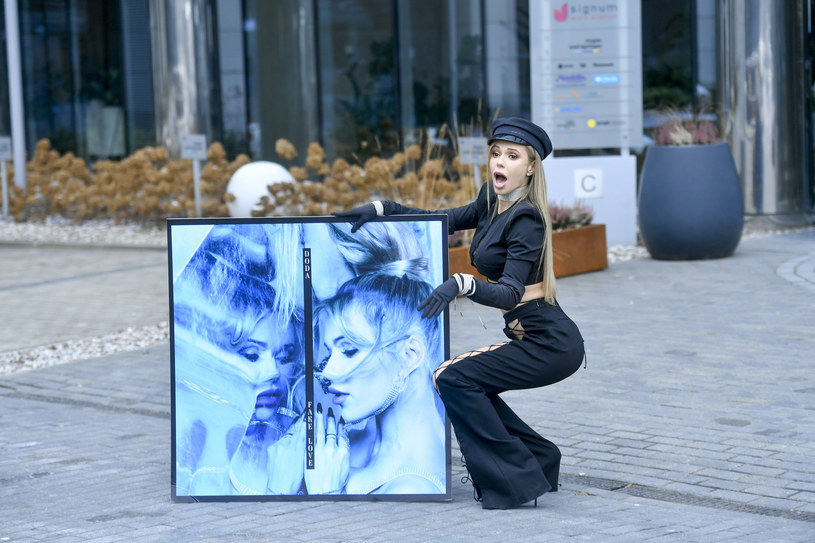 Doda wybrała się na tournée po znanych redakcjach z ogromnym plakatem, przedstawiającym okładkę piosenki "Fake Love", którą wykonała premierowo podczas Sylwestra Szczęścia w Polsacie. /Piętka Mieszko /AKPA