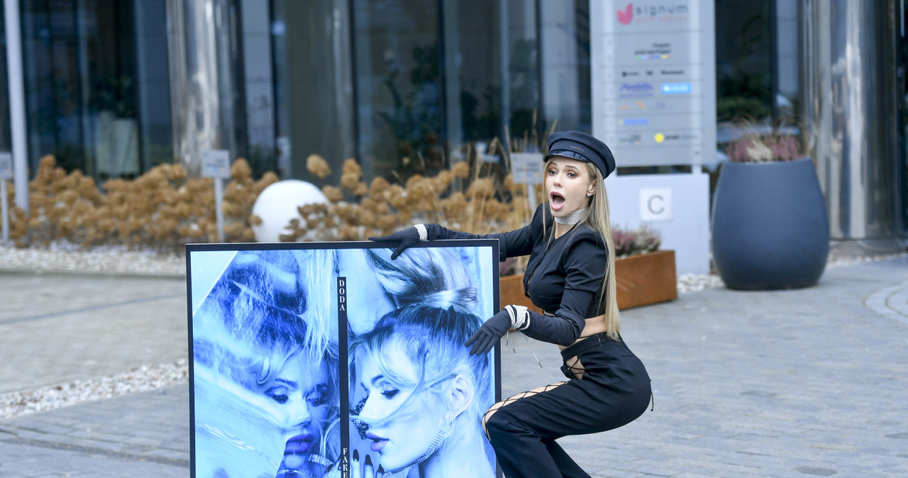 Doda wybrała się na tournée po znanych redakcjach z ogromnym plakatem, przedstawiającym okładkę piosenki "Fake Love", którą wykonała premierowo podczas Sylwestra Szczęścia w Polsacie. /Piętka Mieszko /AKPA