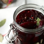 Dodaj 2 łyżki do zakwasu z buraków. Nie ma szans, żeby spleśniał, będzie mocno czerwony i klarowny