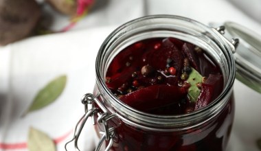 Dodaj 2 łyżki do zakwasu z buraków. Nie ma szans, żeby spleśniał, będzie mocno czerwony i klarowny
