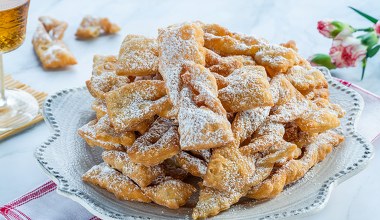 Dodaj do ciasta na faworki. Będą puszyste i zachowają świeżość na dłużej