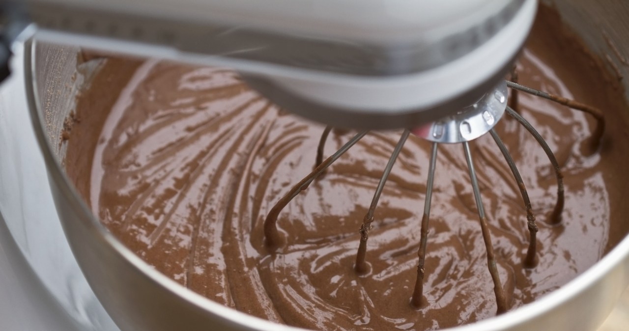 Dodaj do ciasta zamiast masła. Będzie wilgotne i miękkie