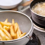 Dodaj do frytek przed smażeniem. Będą złociste, idealnie chrupiące i nie wchłoną tłuszczu  